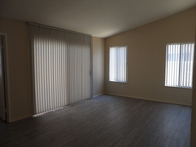 Building Photo - Spacious 2 Bed/2 Bath Home In Cathedral City!