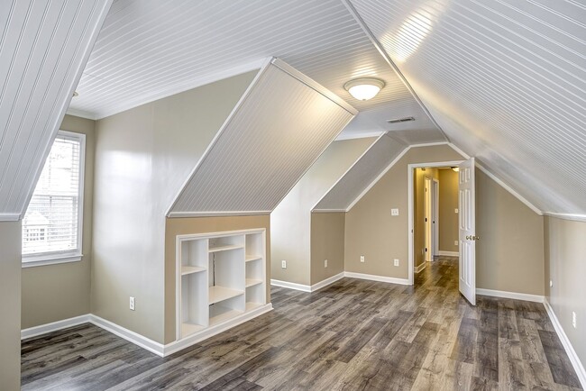 Building Photo - 3 Bedroom Home with Large Fenced in Yard, 2 Car Garage & Bonus Room!