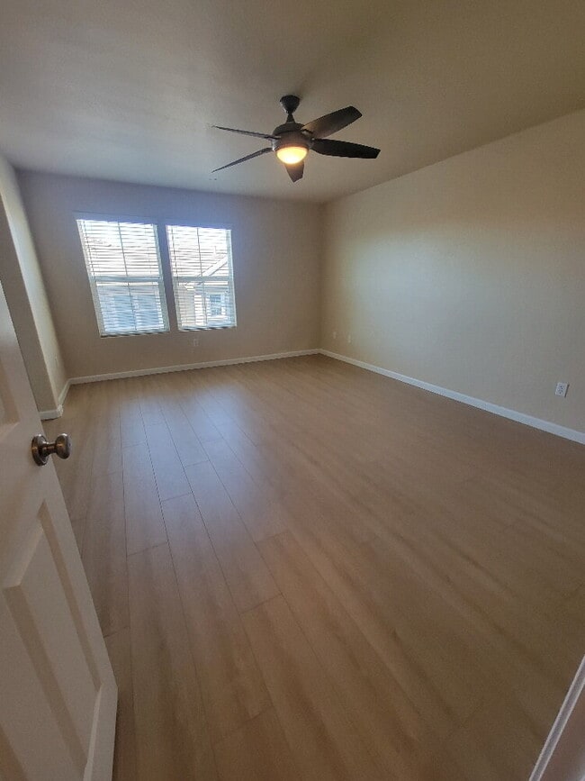 Building Photo - Gorgeous Condo in the heart of Folsom Community