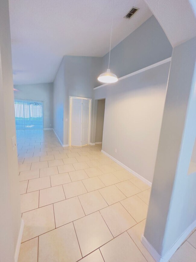 Building Photo - Beautiful 4 bedrooms 2 baths single family...