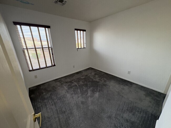 Building Photo - Convenient Location Three bedroom 2.5 baths 2 car garage