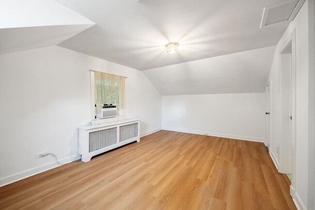 Building Photo - Quaint 1 Bedroom/1 Bathroom Cottage Style Apartment in Richmond ***Available NOW***