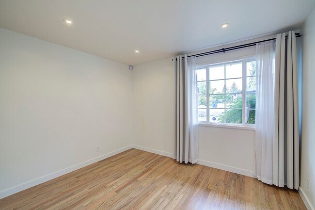 Building Photo - 3Bd/1.75Ba Bellevue House
