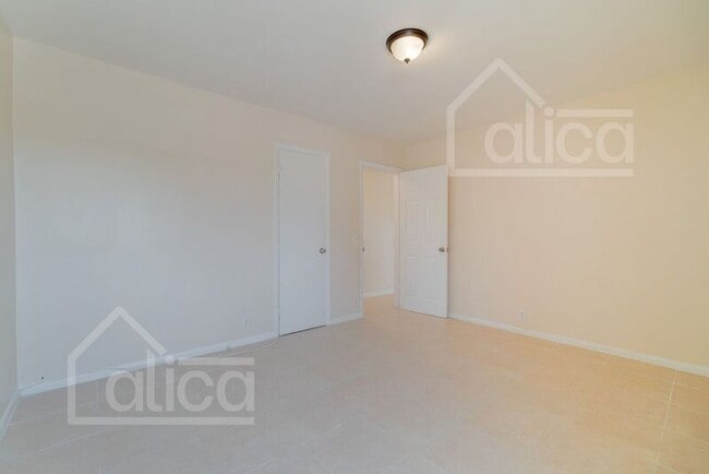 Building Photo - 803/5 Henrietta Ave