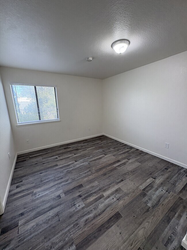 Building Photo - 228 Courtyards E