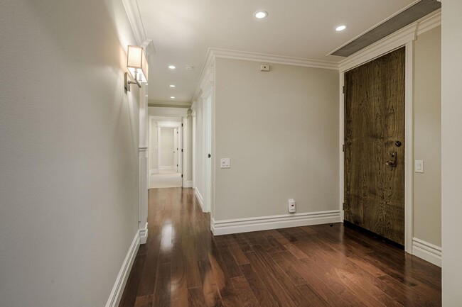 Building Photo - Gorgeous 2 Bed / 2 Bath Top Floor Condo wi...