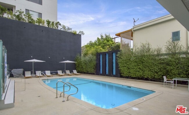 Building Photo - 838 N Doheny Dr