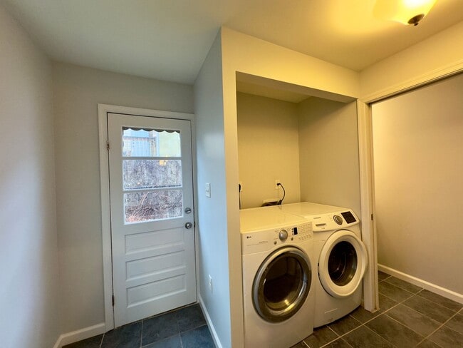 Building Photo - Charming 2 Bedroom/2.5 Bathroom Townhome in Upper Fells Point, MD!