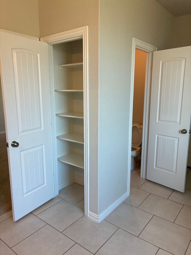 Building Photo - 4 Bed 3 Bath Home Location in The City of San Antonio