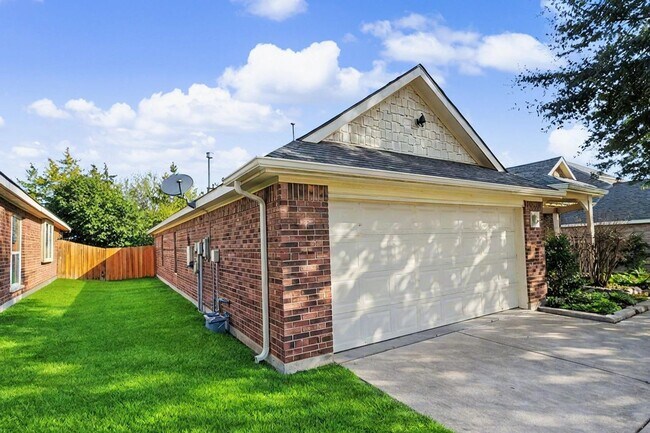 Building Photo - Charming Single-Story Home with Fireplace & Resort-Style Community Amenities in Dallas, TX