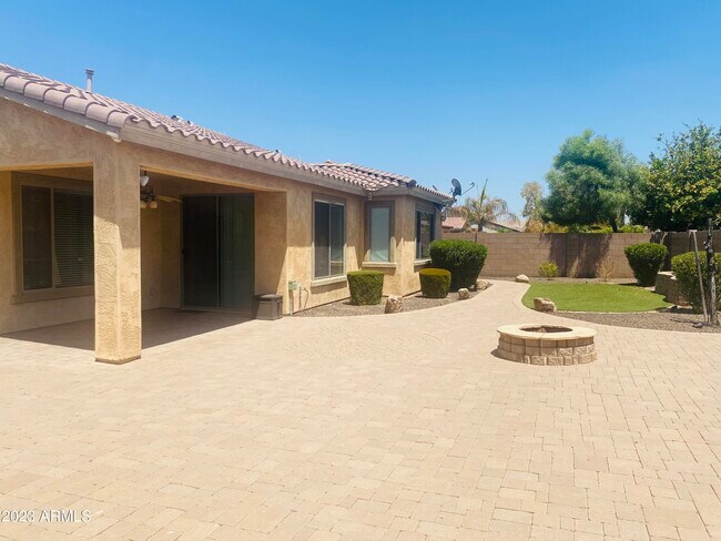 Building Photo - 453 W Lantana Pl