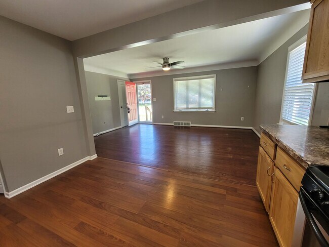 Building Photo - Spacious 3-bedroom, 2-full Bath Ranch