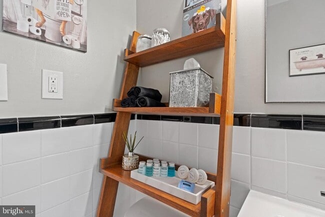 Building Photo - 110 E Rosemont Ave