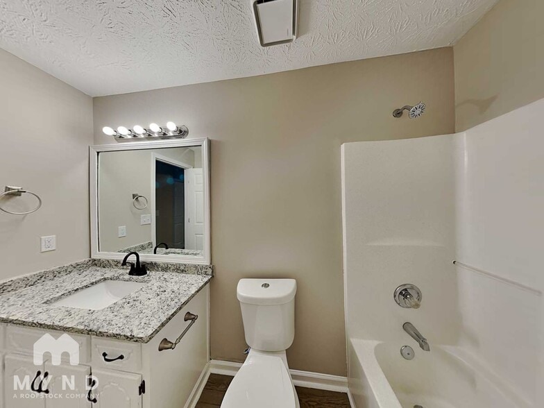 Building Photo - 134 Oak Cir S