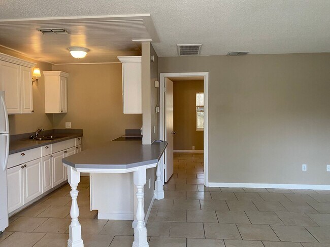 Building Photo - One Bedroom Apartment