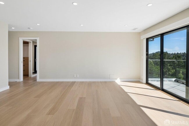 Building Photo - 1435 Lakeview Dr