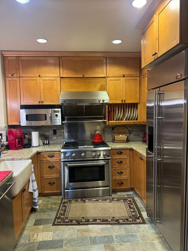 Building Photo - Luxury Fully Furnished 4BD/4BA Mountain Retreat with Hot Tub & Garage – Woodwinds #34, Mammoth Lakes