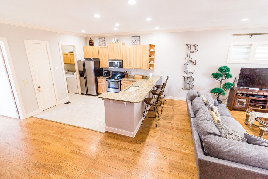 Building Photo - 6226 Thomas Dr