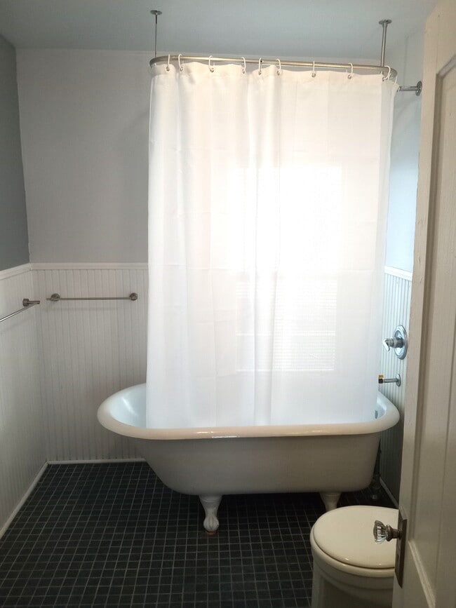 Building Photo - 1211 23rd Ave NE