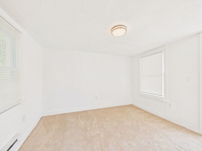 Building Photo - 270 Calder St