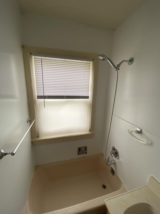 Building Photo - 947 Center Point Rd NE