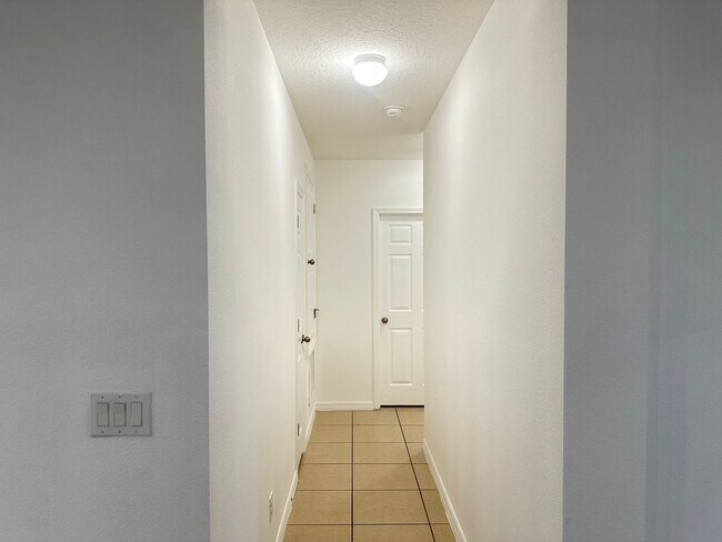 Building Photo - 477 Kestrel Dr