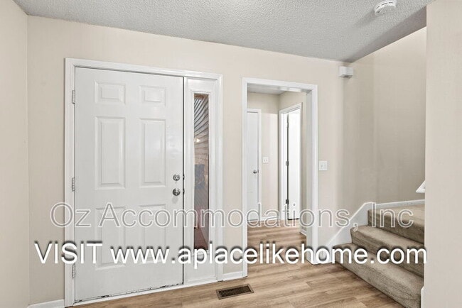 Building Photo - 2216 SW Rambling Vine Rd