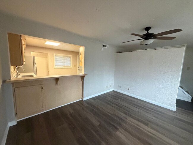 Building Photo - Charming 3-Bedroom Home in Cuyahoga Falls with Flexible Living Space & Fenced Yard!