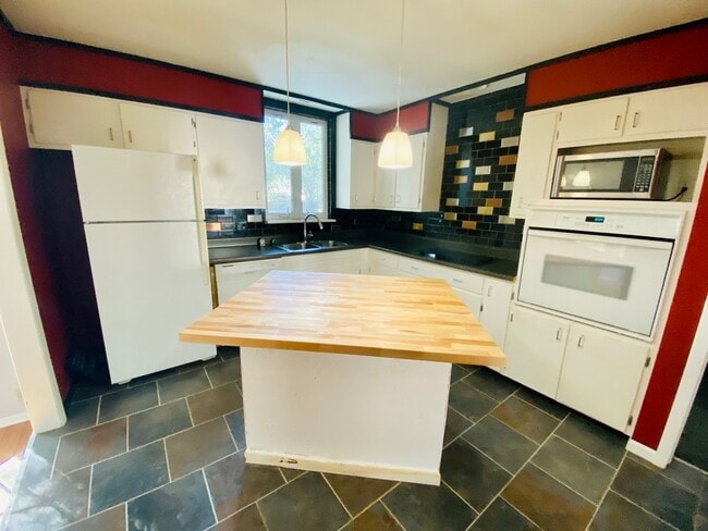 Building Photo - {11821} Desirable Shawnee Village Location + Hardwood Floors + Fenced Yard