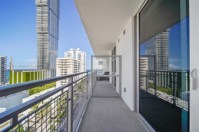 Building Photo - 2150 N Bayshore Dr