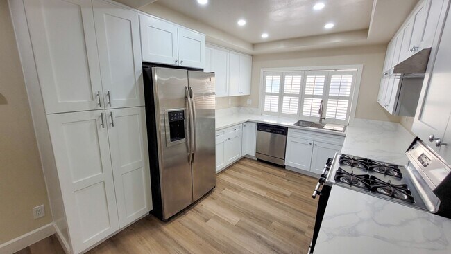 Building Photo - Beautifully Remodeled 3 Bed 3 Bath Townhou...
