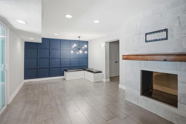 Building Photo - 727 N Himes Ave