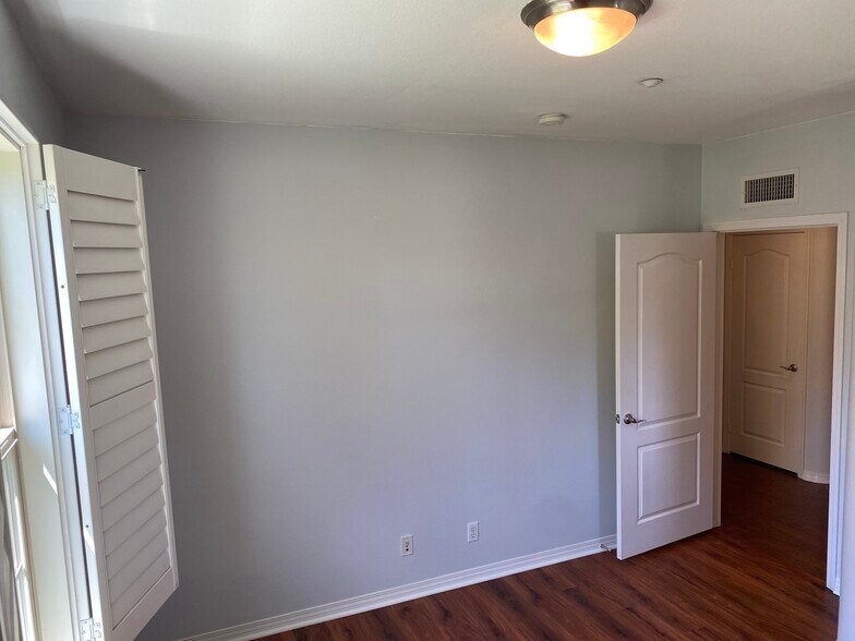 Building Photo - 101 Hallmark