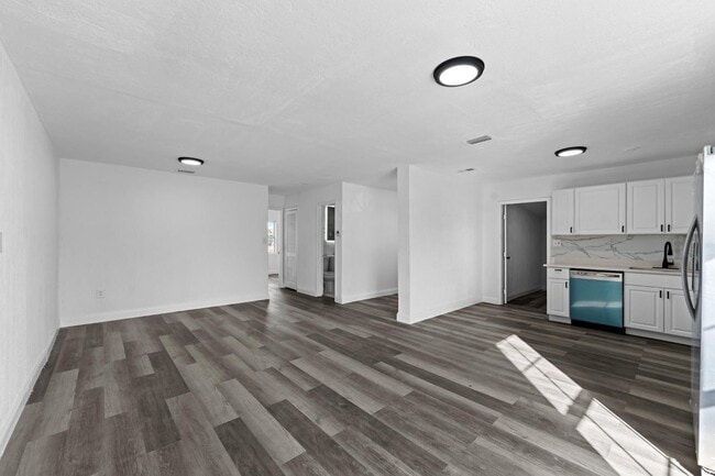 Building Photo - 585 Lindley Terrace