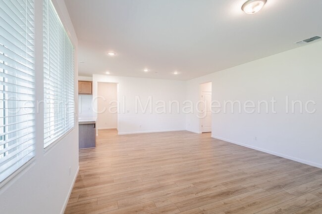 Building Photo - 4 Bedroom/3 Bath Home with Solar in Commun...