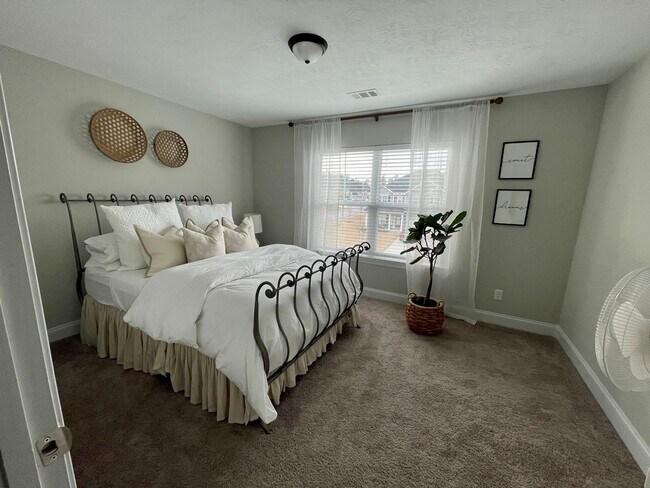 Building Photo - Beautiful Home located in Evans