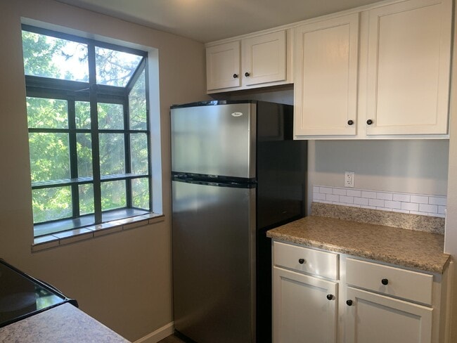 Building Photo - Available September! Newly Updated 2 bed/2 bath Condo