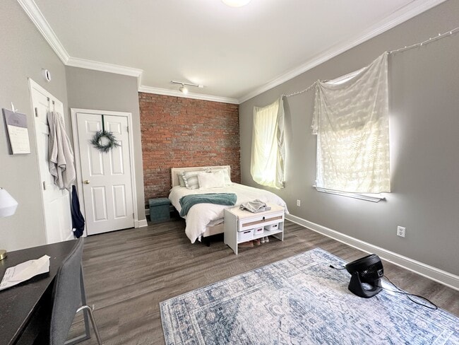 Building Photo - 2221 Jane St