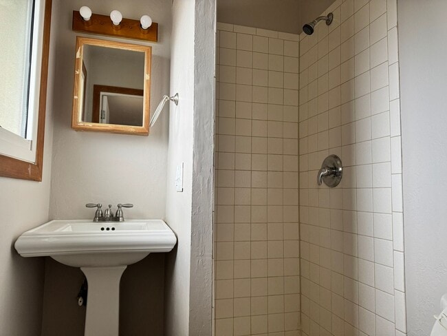 Building Photo - 5 Bedroom ,3 bathroom Single Family Unit