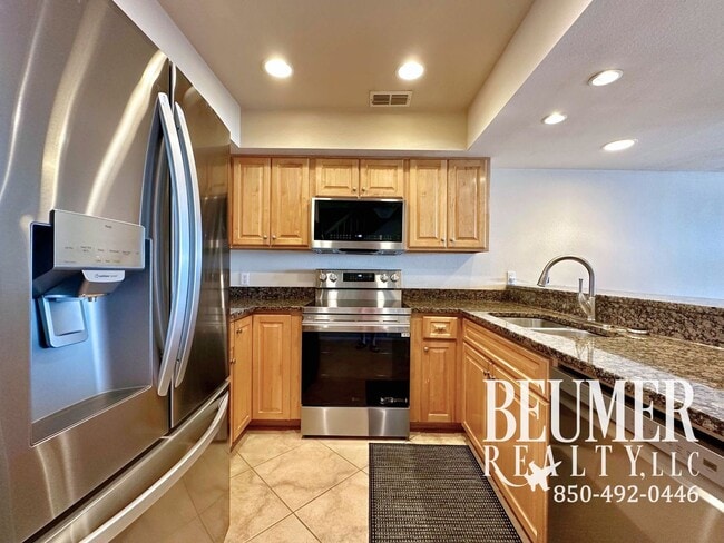 Building Photo - Move-In Ready Intercoastal Waterfront Townhome Steps to the water