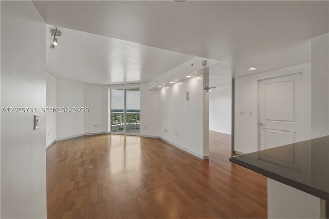 Building Photo - 401 SW 4th Ave