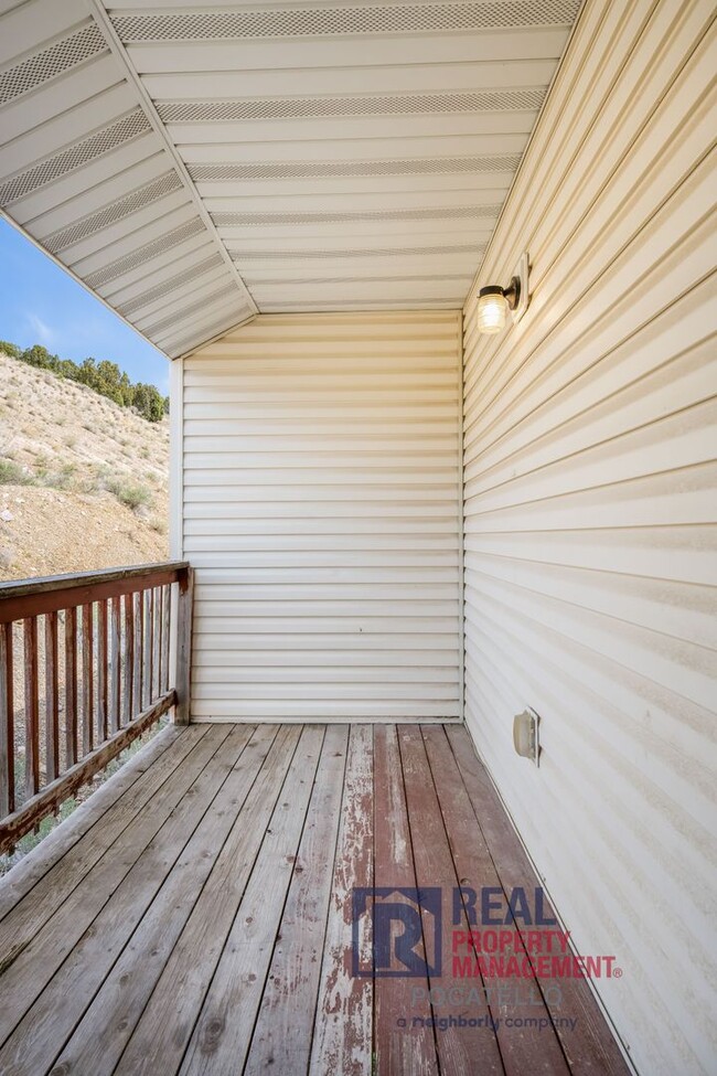 Building Photo - 3 bedroom 2 Bath Townhouse - 1 Car Garage