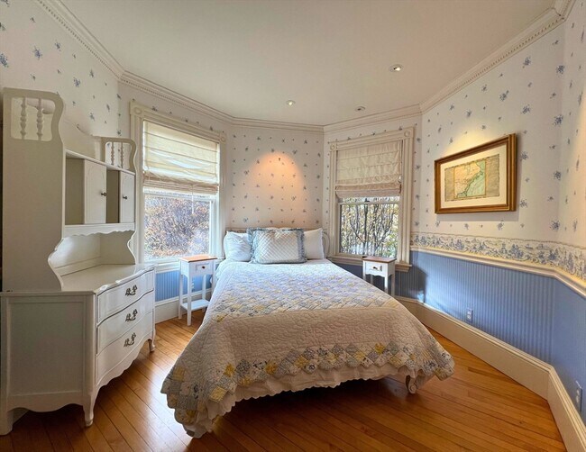 Building Photo - 12 Brook St