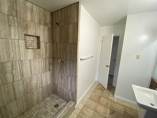 Building Photo - Nice Country living!