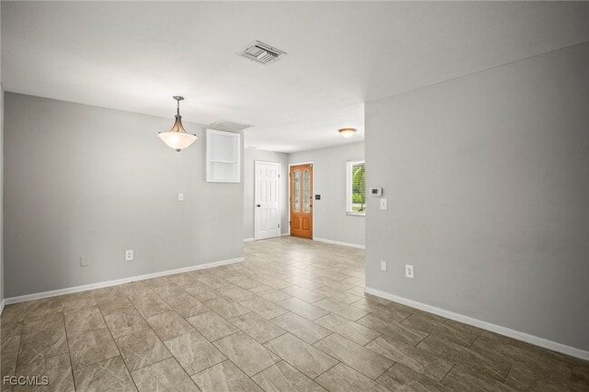 Building Photo - 2210 Parkview Dr