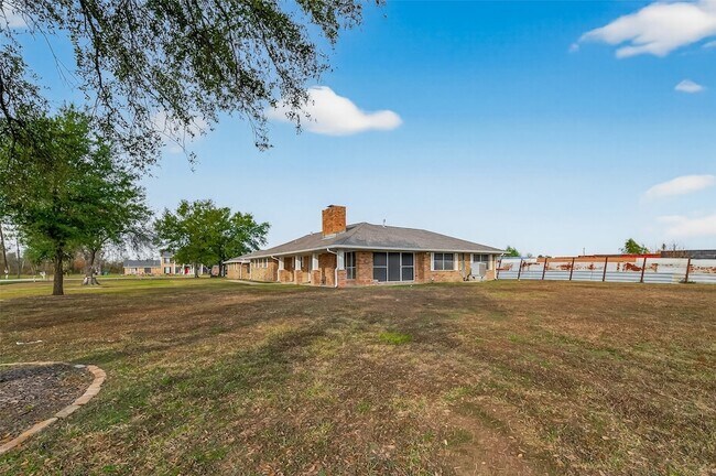 Building Photo - 10645 Oak Brook Dr