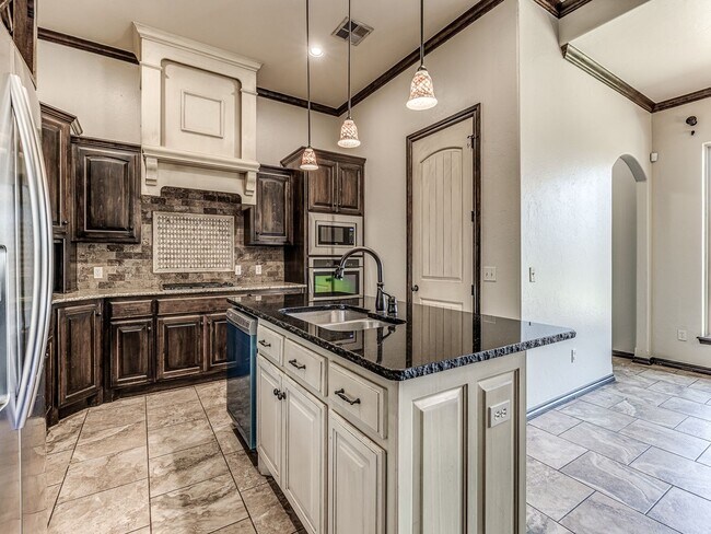 Building Photo - Luxury Rental Home in Edmond Schools + Com...