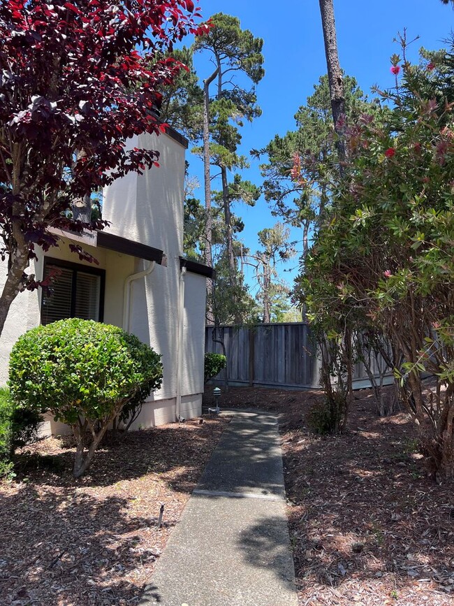 Building Photo - Fully-furnished Sleek 2-bedroom, 2-bathroo...