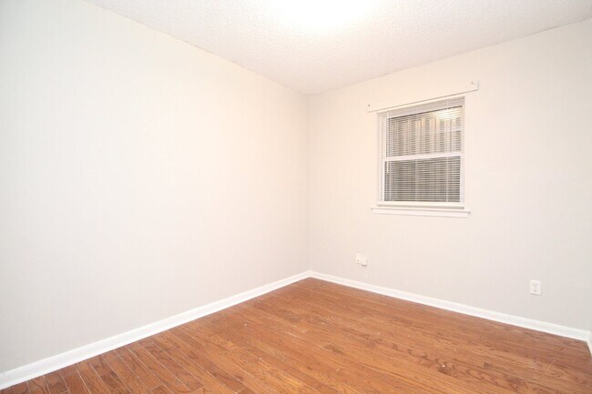 Building Photo - Spacious 4BR Home with Bonus Studio, Sunro...