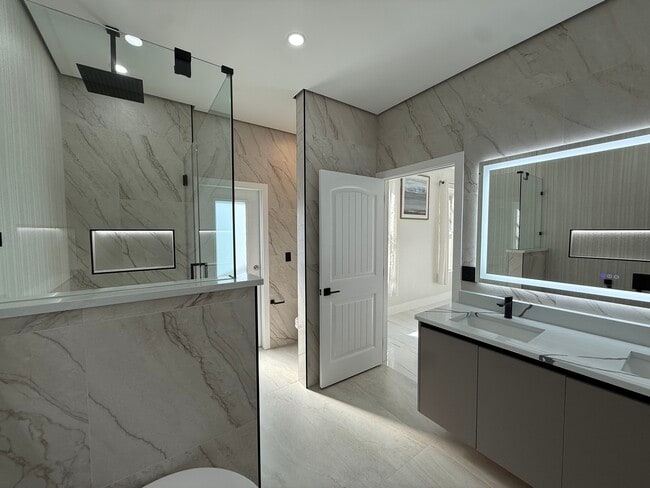 Building Photo - 5380 Oakbourne Ave